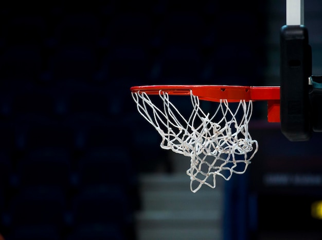 Zbliżenie koszykówki wiszącej na boisku sportowym
