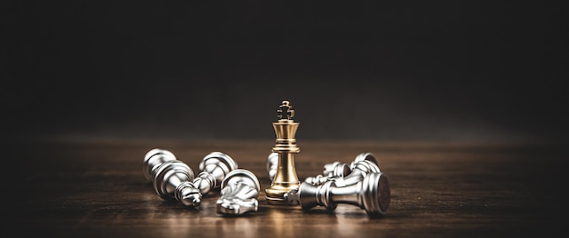 Zbliżenie króla szachów stojących z spadającymi szachami