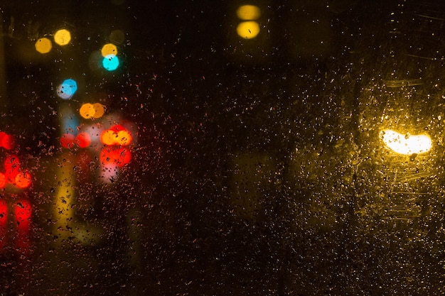 Zdjęcie zbliżenie kropli deszczu na oknie