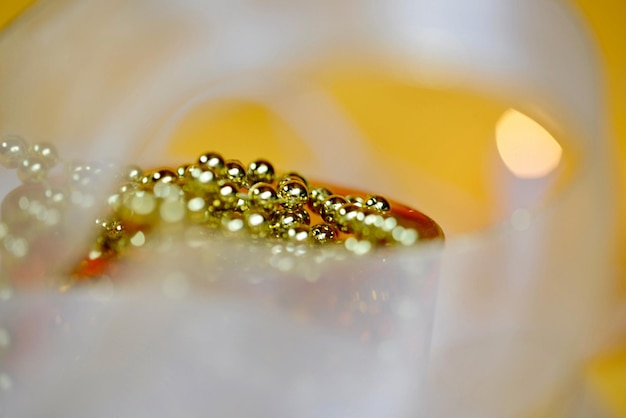 Zdjęcie zbliżenie kropli wody na żółtym liście