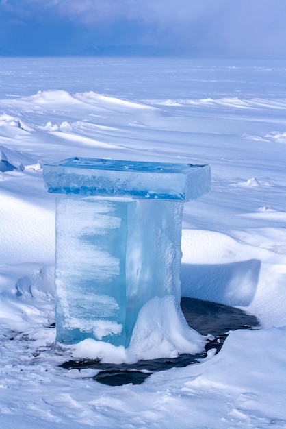 Zdjęcie zbliżenie kryształów lodu na tle morza