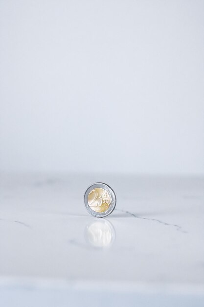 Zdjęcie zbliżenie kryształowej kuli na białym tle