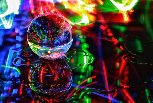 Zdjęcie zbliżenie kryształowej kuli z oświetlonymi światłami na stole