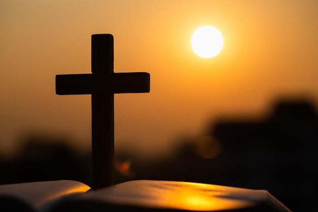 Zbliżenie krzyża sylwetki na tle nieba podczas zachodu słońca