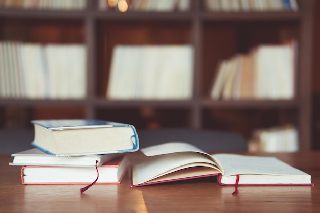 Zbliżenie książek na stole w bibliotece