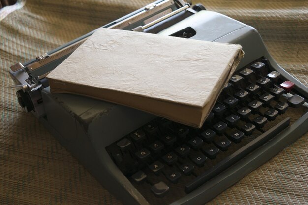 Zdjęcie zbliżenie książki i maszyny do pisania na stole