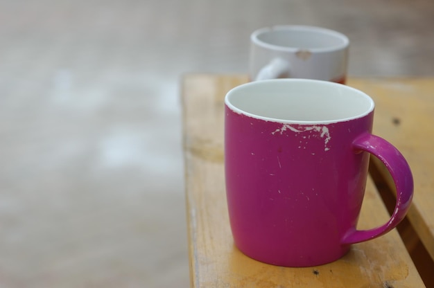 Zdjęcie zbliżenie kubków kawy na stole