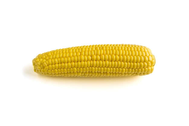 Zbliżenie kukurydzy na białym tle