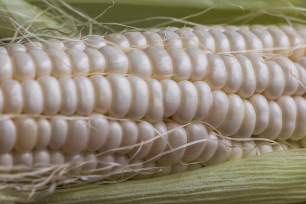 Zdjęcie zbliżenie kukurydzy na stole