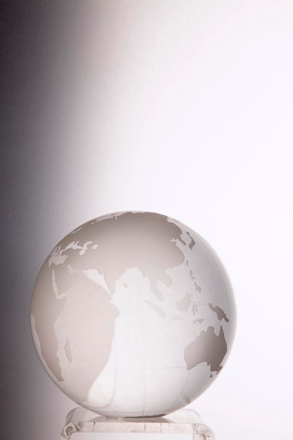 Zdjęcie zbliżenie kuli ziemskiej na białym tle
