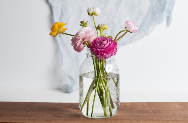 Zdjęcie zbliżenie kwiatów w wazonie na stole