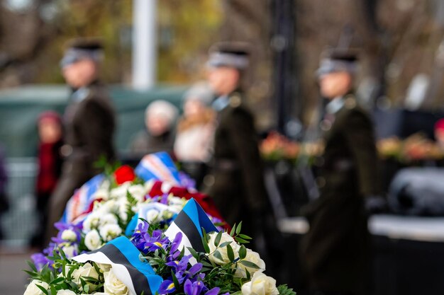 Zdjęcie zbliżenie kwiatów z ludźmi na drodze w tle