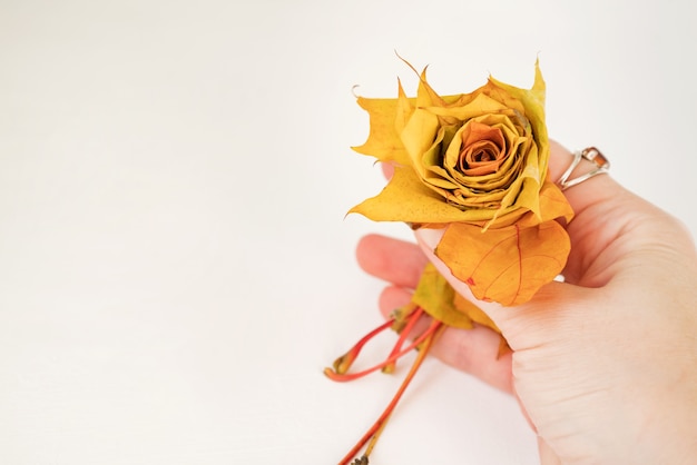 Zbliżenie kwiatu róży złożonego z liści klonu DIY Krok 9 z 12 instrukcji fotograficznej krok po kroku
