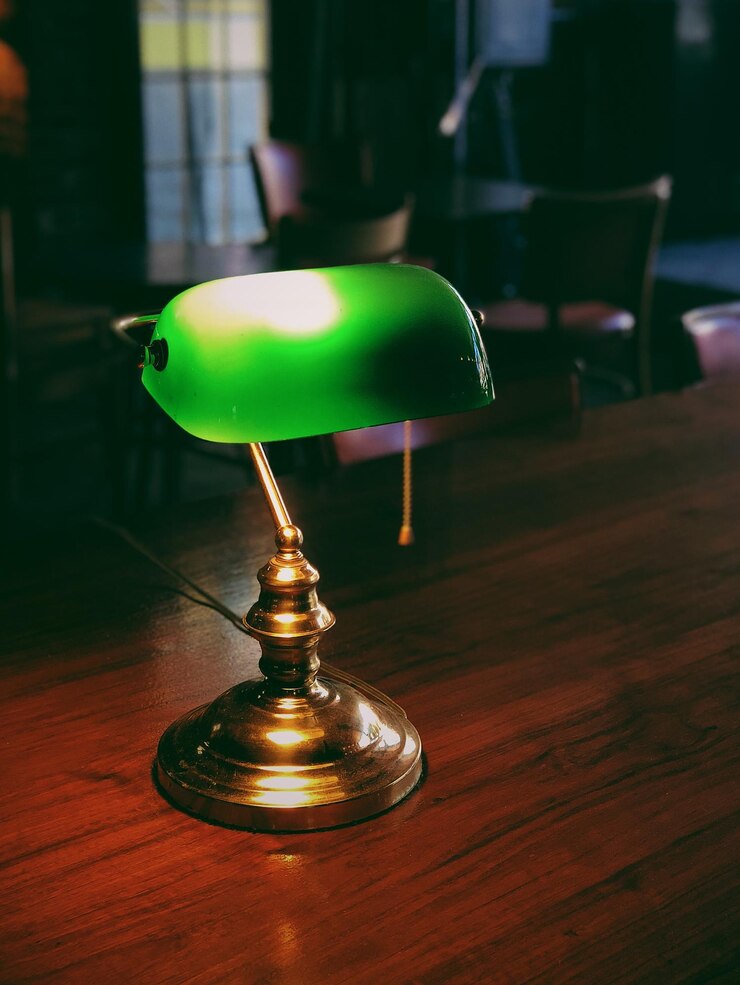 Zdjęcie zbliżenie lampy biurowej na stole