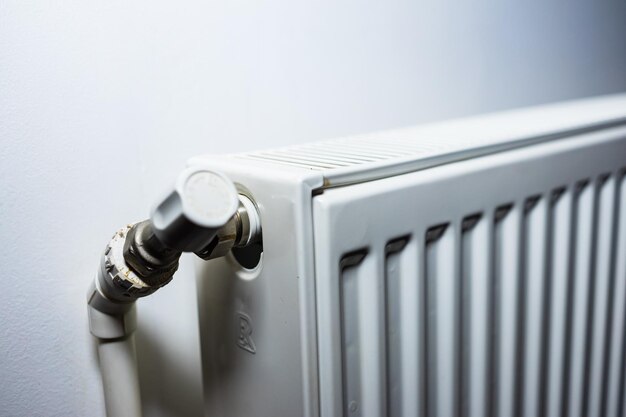 Zbliżenie lampy elektrycznej na ścianie w domu