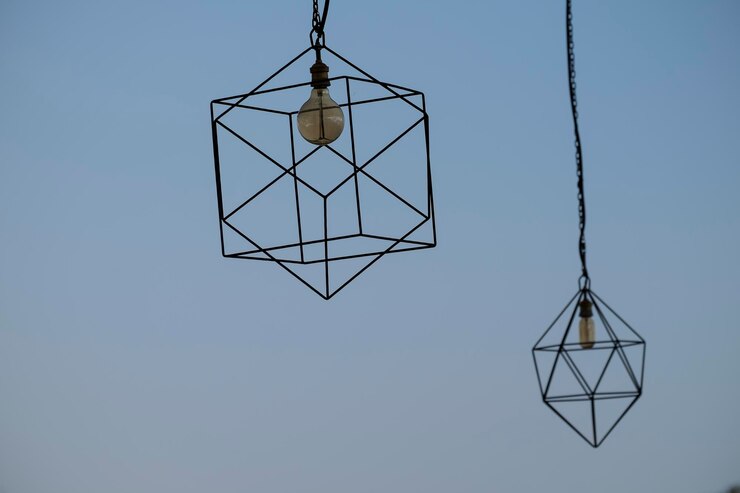 Zdjęcie zbliżenie lampy na jasnym niebie