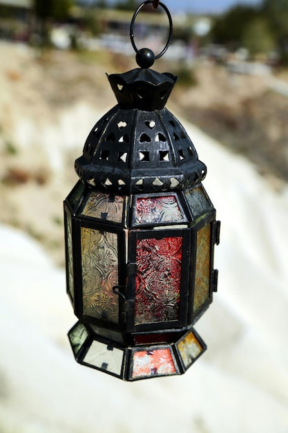 Zbliżenie lampy wiszącej na niewyraźnym tle