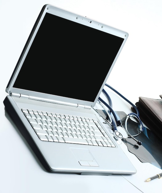 Zbliżenie laptopa i stetoskopu w terapeuty w miejscu pracy