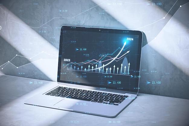 Zbliżenie laptopa na pulpicie z rosnącym biznesowym wykresem i strzałką na rozmytym tle Rozwój firmy do sukcesu i koncepcji planu Podwójna ekspozycja