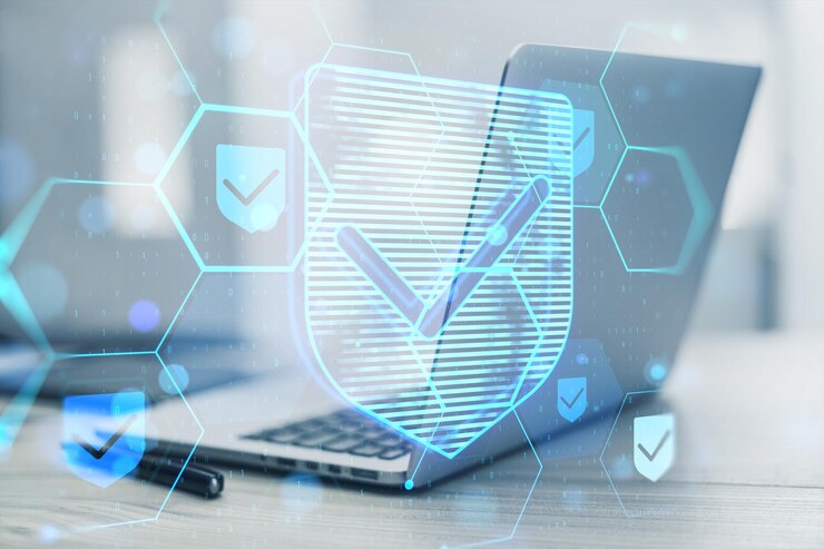 Zdjęcie zbliżenie laptopa przy biurku z świecącym sześciokątnym hologramem osłony i kodowaniem binarnym na rozmytym tle koncepcja bezpieczeństwa i internetu podwójna ekspozycja