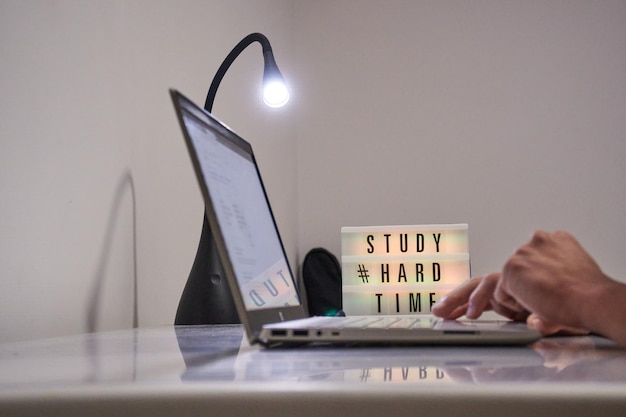 Zbliżenie laptopa z lampą i biurkiem z trudnym czasem nauki tekstu