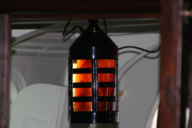 Zdjęcie zbliżenie latarni wiszącej w domu