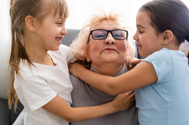 Zdjęcie zbliżenie lato portret szczęśliwa babcia z wnukami na zewnątrz w domu.