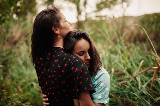 Zbliżenie lesbijek uściskających się