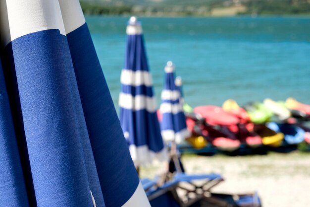 Zdjęcie zbliżenie leżaków na plaży