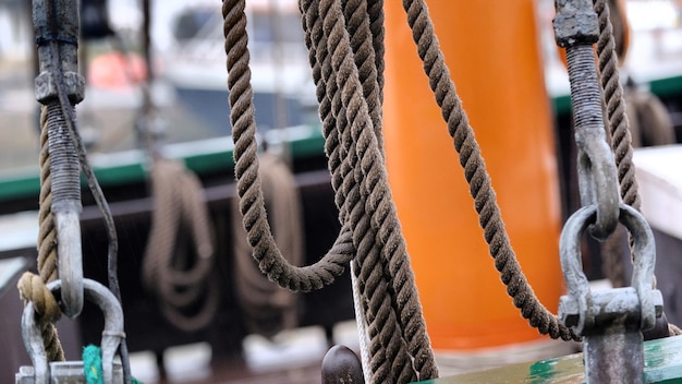 Zdjęcie zbliżenie lin zawieszonych na statku morskim
