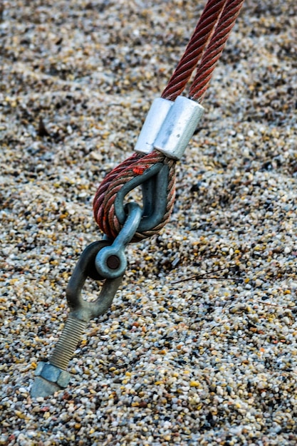 Zdjęcie zbliżenie liny na piasku