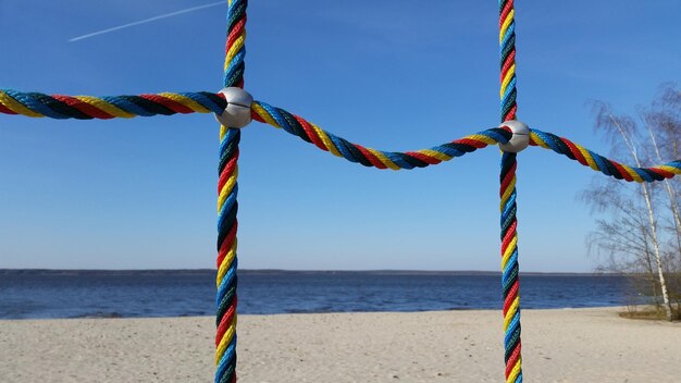 Zdjęcie zbliżenie liny na plaży na tle nieba