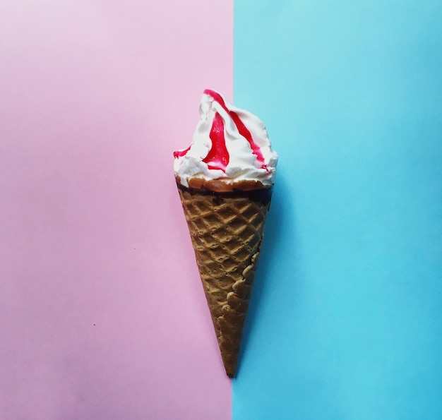 Zbliżenie lody na kolorowym tle