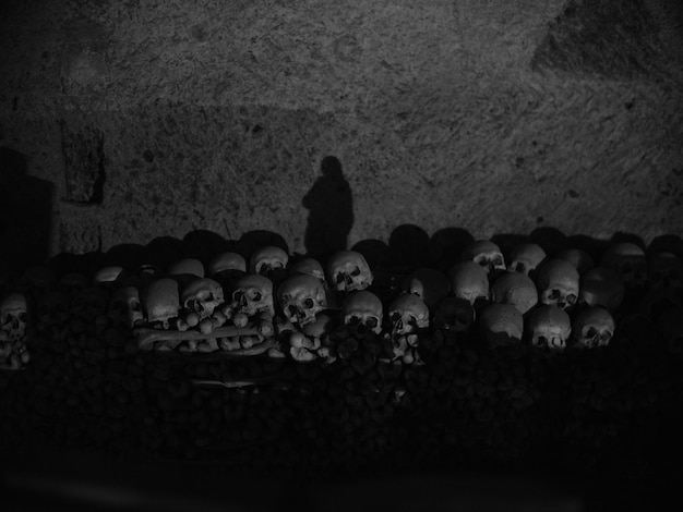 Zdjęcie zbliżenie ludzkiej czaszki w ciemni