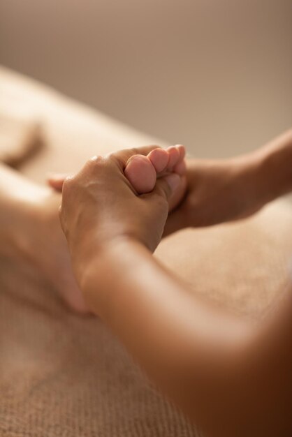 Zbliżenie ludzkiej ręki na łóżku