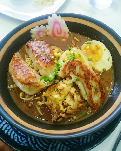 Zdjęcie zbliżenie makaronów ramen serwowanych w misce