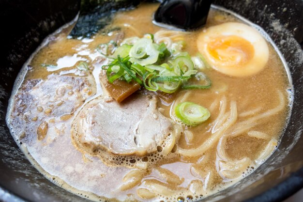 Zdjęcie zbliżenie makaronów ramen w misce