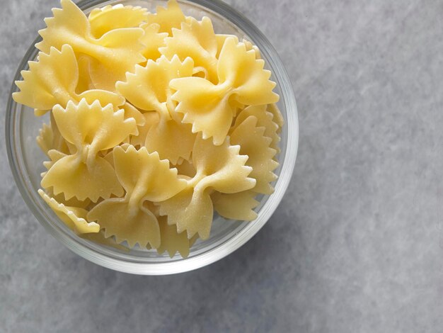 Zbliżenie makaronu farfalle w misce