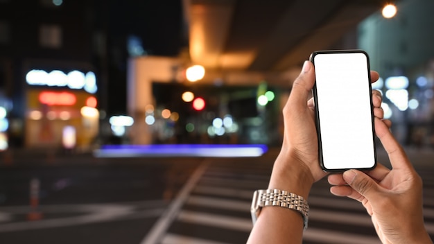 Zbliżenie Makieta Smartphone Na Rękę Człowieka Na Głąbik Miasta W Japonii.