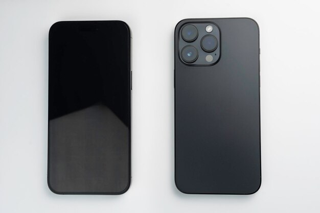 Zbliżenie makro iPhone'a 14 Pro Max Space Black na białym tle 3 kamery z wyróżnieniem Makro selektywnego ustawiania ostrości