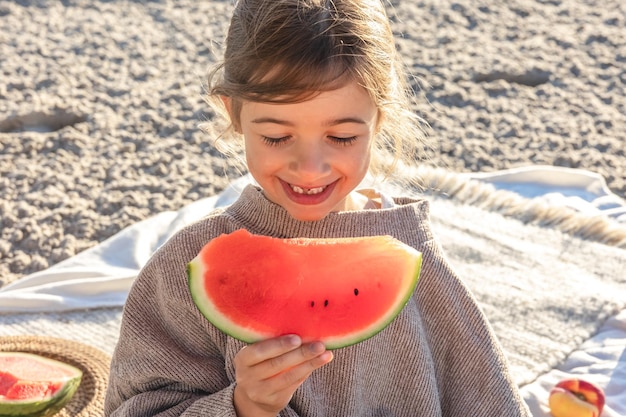 Zbliżenie Mała Dziewczynka Zjada Arbuza Na Plaży