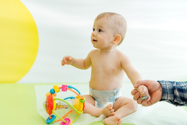Zbliżenie Małego Dziecka W Klinice Słodki Pacjent Szczęśliwe Dziecko Siedzi Z Uroczą Jasną Zabawką