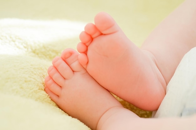 Zbliżenie maleńkich stópek dziecka Selektywna ostrość Koncepcja początku życia i szczęśliwego dzieciństwa