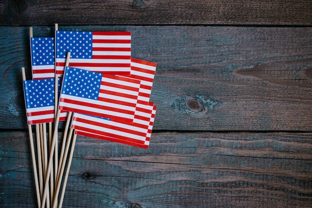 Zdjęcie zbliżenie małych amerykańskich flag na drewnianym stole
