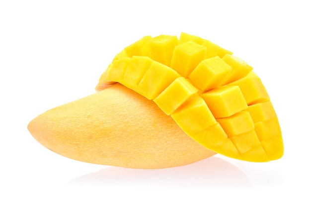 Zdjęcie zbliżenie mango na białym tle