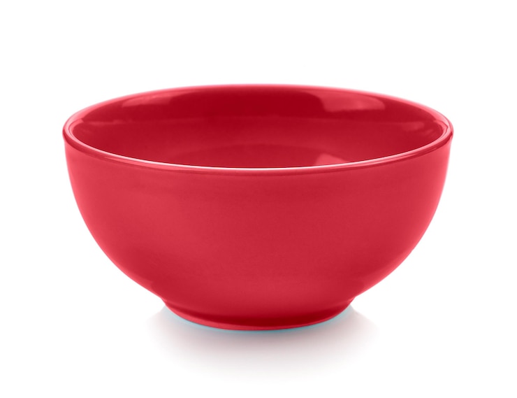 Zdjęcie zbliżenie marowej ceramicznej miski na białym tle