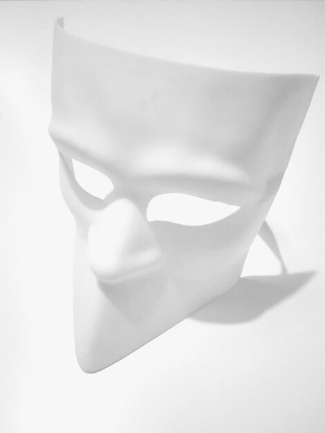 Zdjęcie zbliżenie maski na białym tle