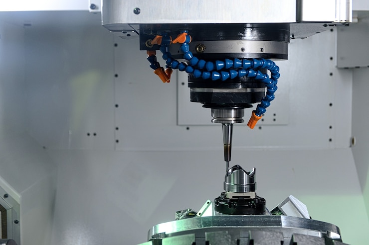 Zdjęcie zbliżenie maszyna cnc pracująca z obrabianym przedmiotem w inteligentnym przemyśle fabrycznym 40