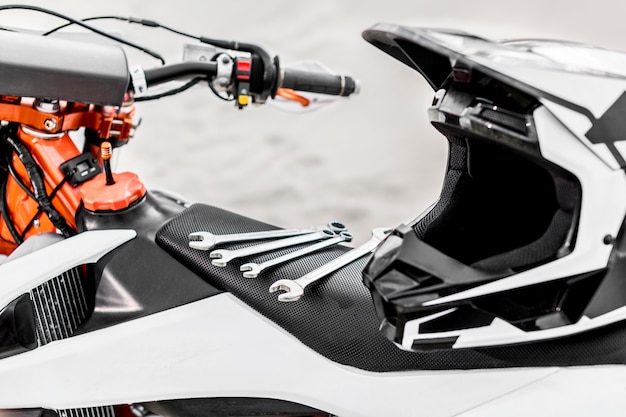 Zdjęcie zbliżenie mechaniczne klucze na motocyklu