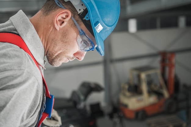 Zdjęcie zbliżenie mechanika pracującego w fabryce